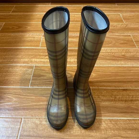 Burberry rain boots size 7 - Picture 1 of 6